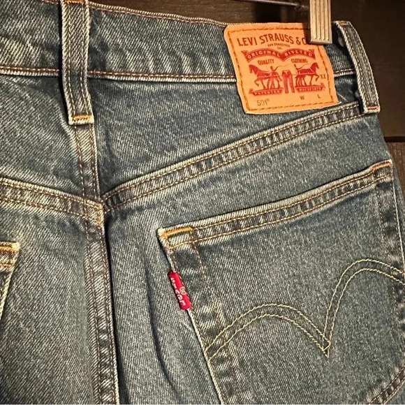 Levis Women Straight leg 501 button fly - Picture 5 of 13